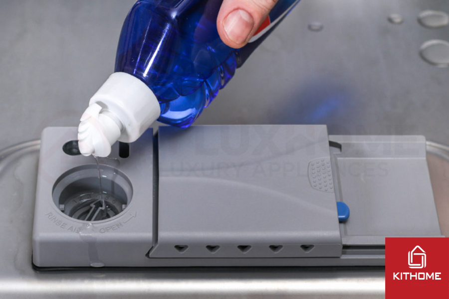 Thêm chất tẩy rửa vào máy Thêm chất tẩy rửa vào máy