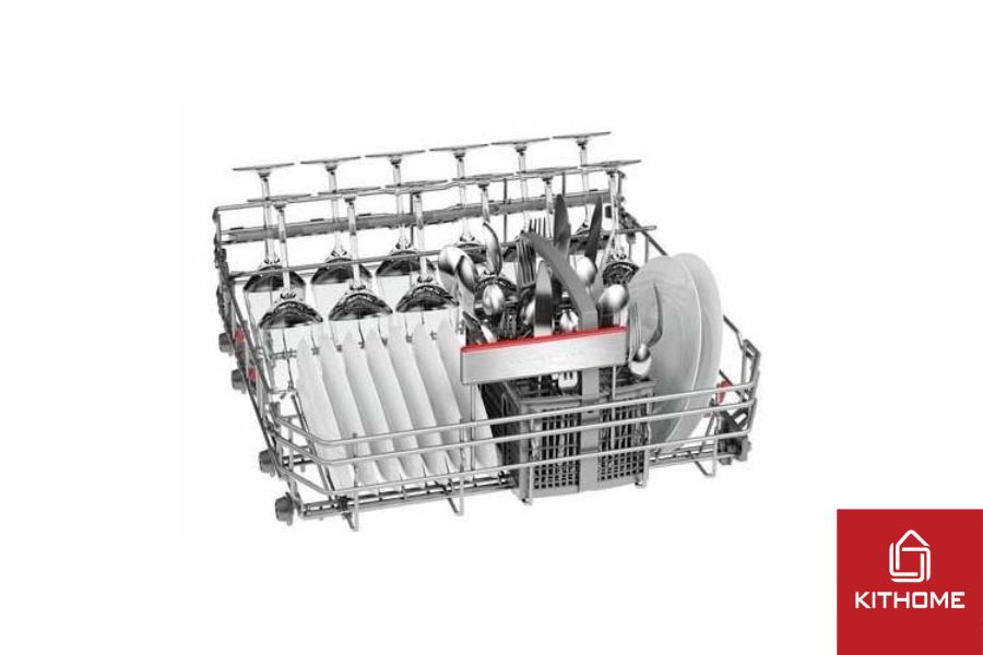 Bát, đĩa, ly,... xếp ở phía trên giàn cuối của máy