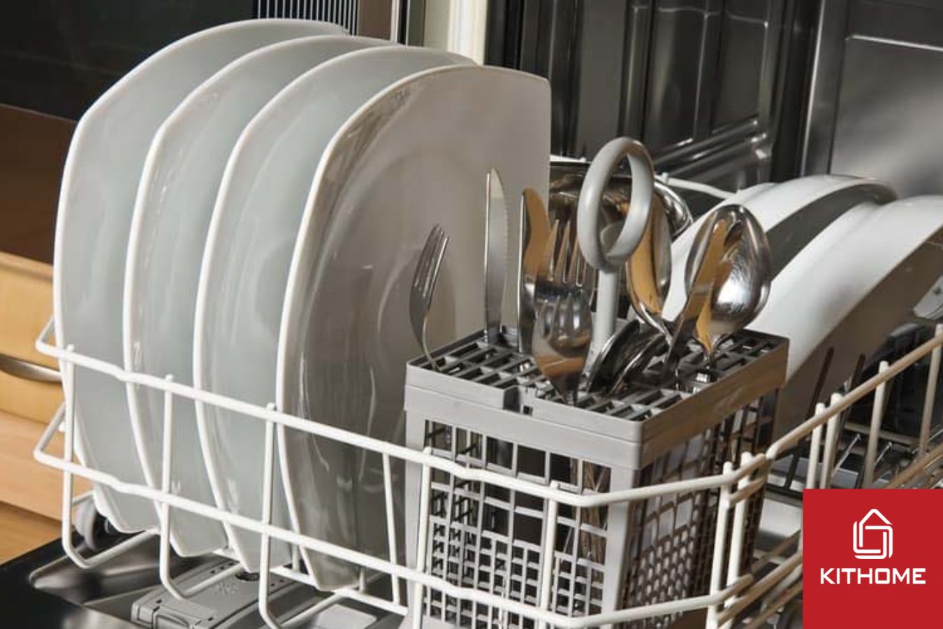 Những vật dụng nhỏ, đũa muỗng, dao kéo,... xếp ở giàn trên cùng hoặc dưới cùng của máy