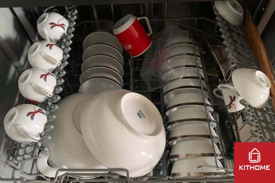 Cách xếp chén vào máy rửa chén bosch là nên úp mặt đồ vật lên trên giá