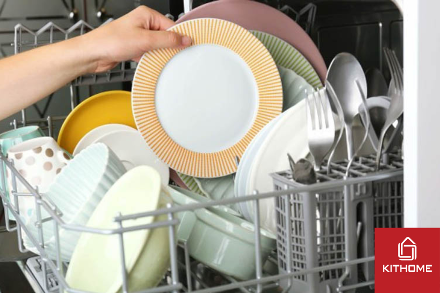 Bạn nên xếp đủ số lượng bát đĩa đủ cho một lần rửa