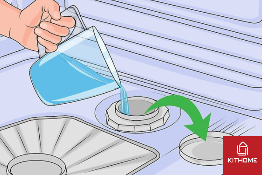 Đổ đầy nước trước khi đổ muối cho lần đầu sử dụng máy rửa bát.