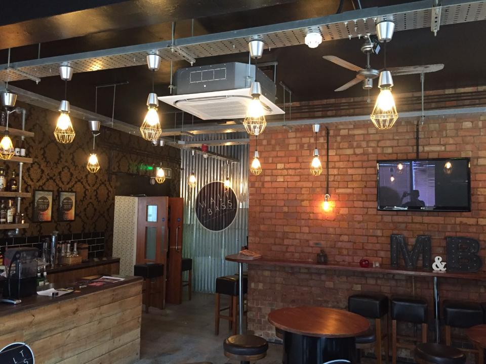 dieu-hoa-am-tran-18000btu-1