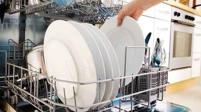 Lấy chén đĩa ra khỏi máy sau khi đã rửa xong