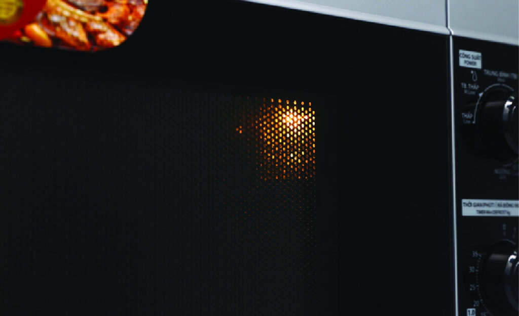 Dung tích 20 lít, khoang lò được trang bị đèn chiếu sáng