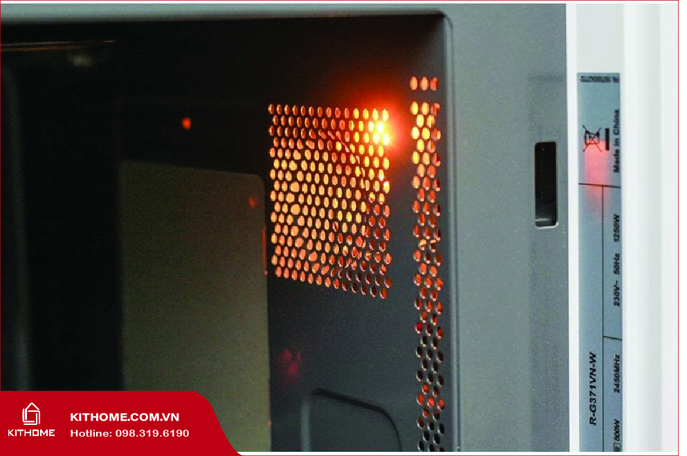 Dung tích lò 23 lít, khoang lò rộng, có đèn