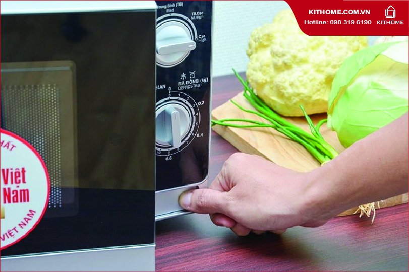 Cửa lò vi sóng Sharp R 205VN S được thiết kế dạng nút nhấn