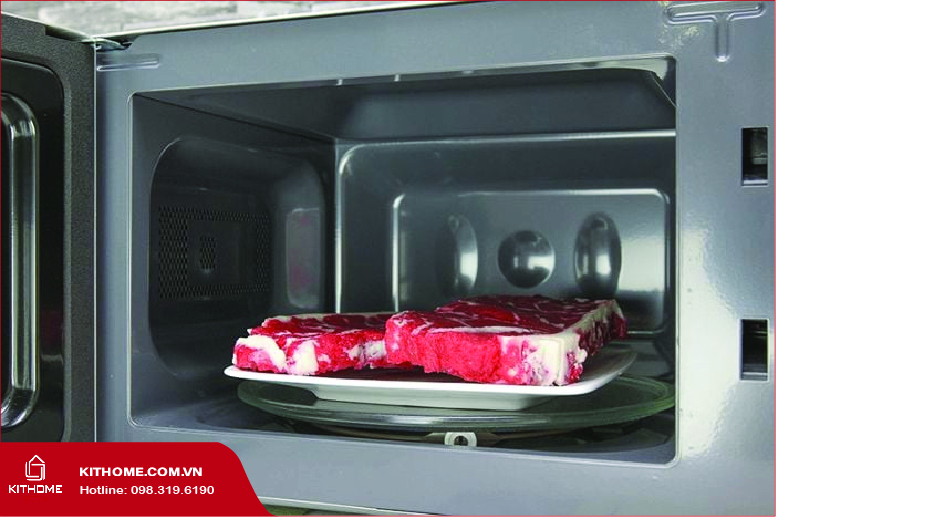 Khoang lò dung tích 20 lít, tráng men sáng đẹp, có đĩa xoay và đèn