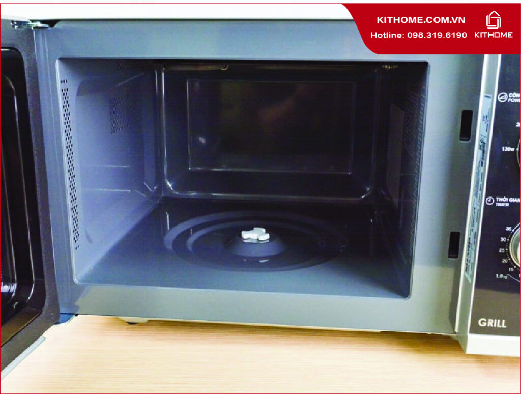 Dung tích lò lớn 23 lít, được trang bị đèn chiếu sáng