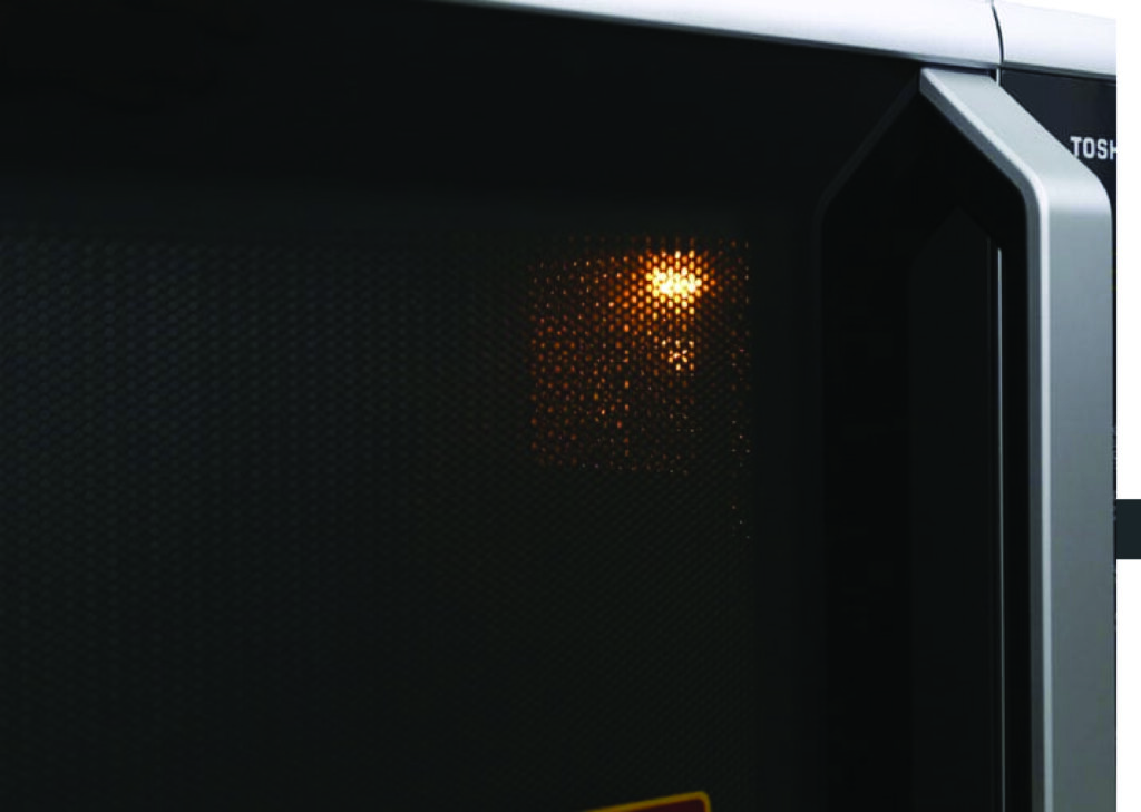 Khoang lò làm từ thép tráng men, có đèn chiếu sáng