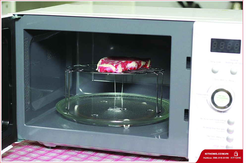 Dung tích lò 23 lít, khoang lò rộng, có đèn