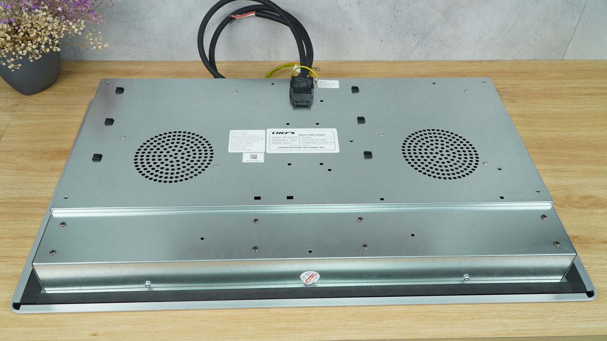 Bếp từ Chefs EH-DIH990 có cấu tạo khung vỏ bằng thép không gỉ với xung quanh là các khe thoát nhiệt Bếp từ Chefs EH-DIH990 có cấu tạo khung vỏ bằng thép không gỉ với xung quanh là các khe thoát nhiệt