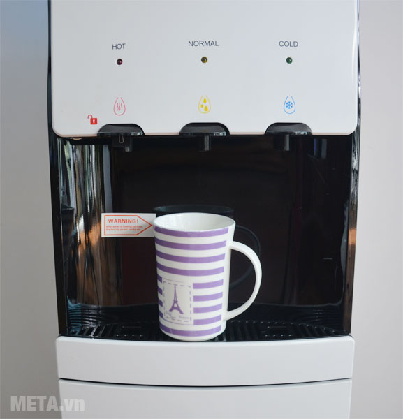 Cây nước nóng lạnh FujiE WDBD20E có 3 vòi rót riêng biệt: vòi nước nóng, vòi nước lạnh và vòi nước thường.