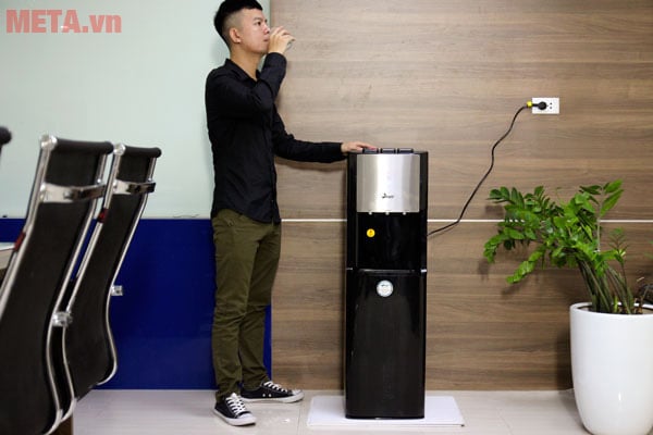 Cây nước nóng lạnh cao cấp FujiE WD5500C dễ lấy nước Cây nước nóng lạnh cao cấp