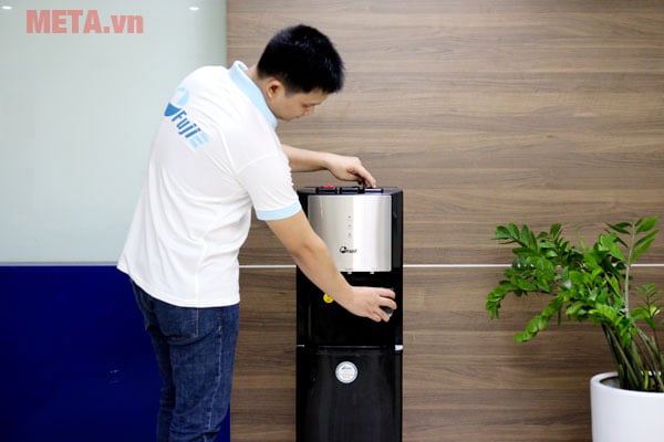 Cây nước nóng lạnh cao cấp FujiE WD5500C có 3 vòi Cây nước nóng lạnh gia đình