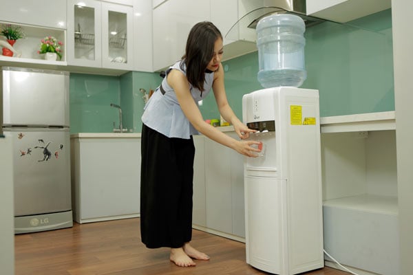 cay-nuoc-nong-lanh-fujie-wd1800c-sd Cây nước nóng lạnh FujiE WD1800C giúp pha sữa, nấu mỳ tiện dụng