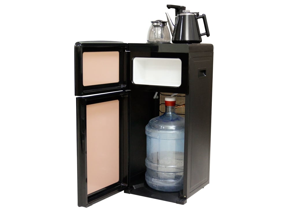 Bình nước âm đặt vào phần thân của cây nước