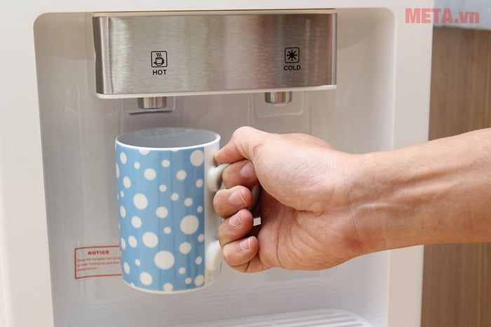 Cây nước nóng lạnh SHD9602 có thiết kế 2 vòi lấy nước nóng và nước lạnh