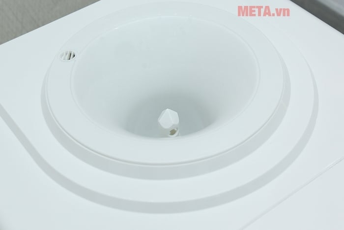 Nơi lắp bình nước nhựa vào trên cây nước nóng lạnh Sunhouse SHD9602