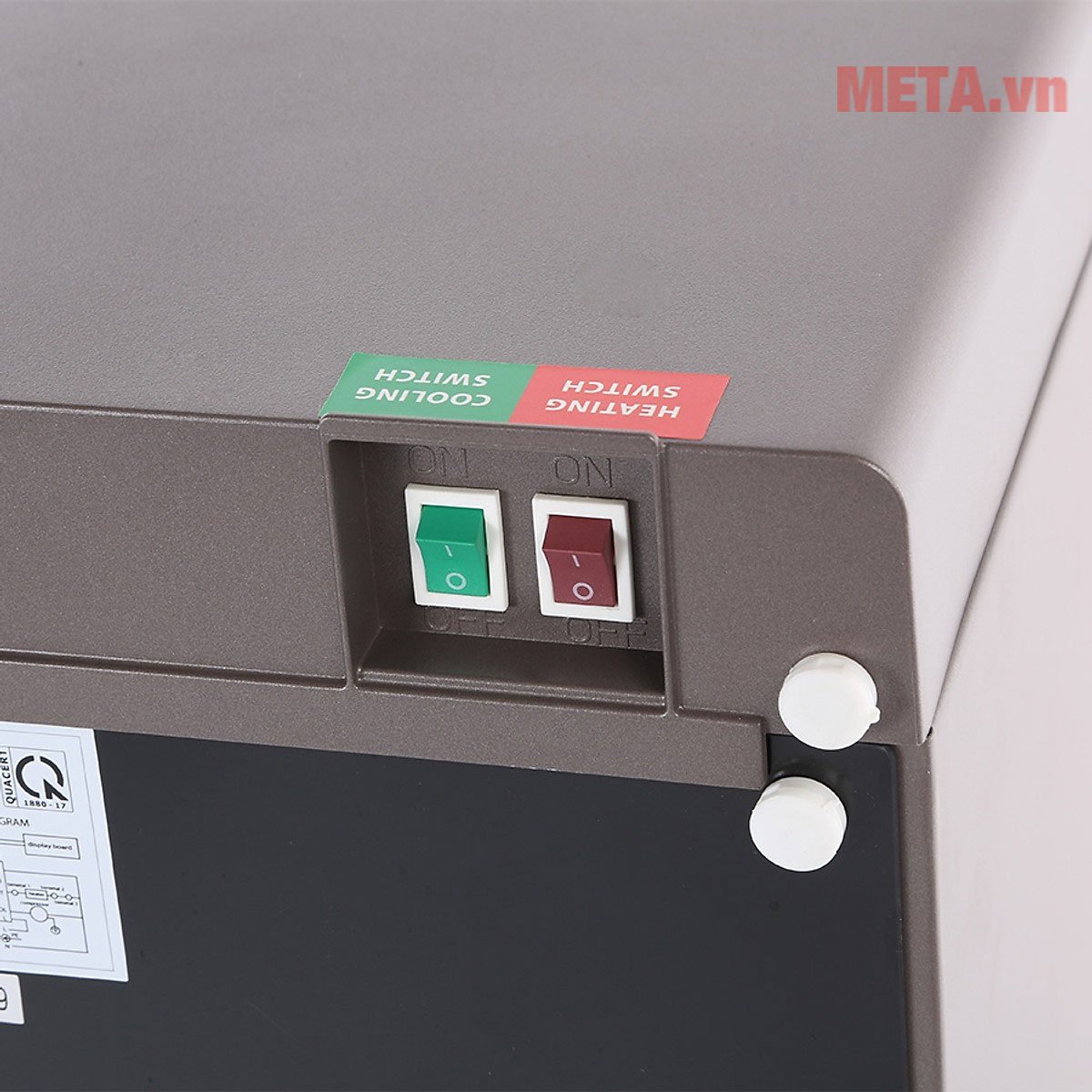 Công tắc bật/tắt chức năng nóng/lạnh thiết kế phía sau cây nước nóng lạnh Toshiba RWF-W1830UVBV(T)