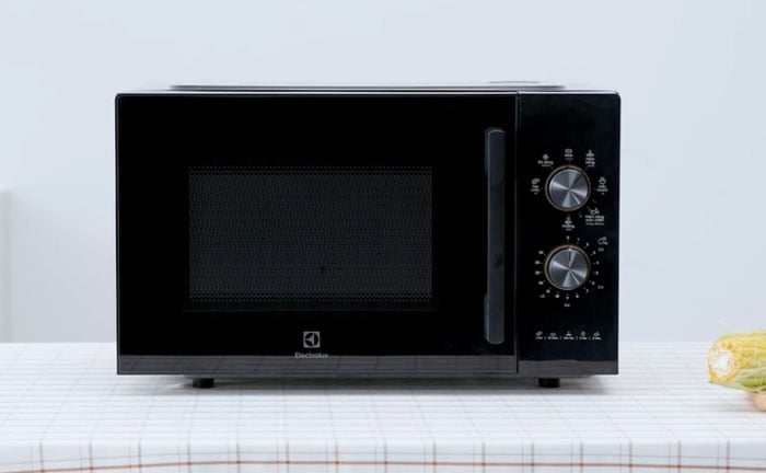 lò vi sóng Electrolux EMG23K22B có kiểu dáng nhỏ gọn