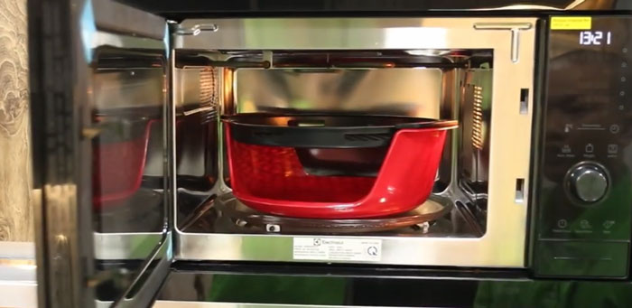 lò vi sóng Electrolux EMSB30XCF có nhiều phụ kiện đi kèm lò vi sóng Electrolux EMSB30XCF có nhiều phụ kiện đi kèm