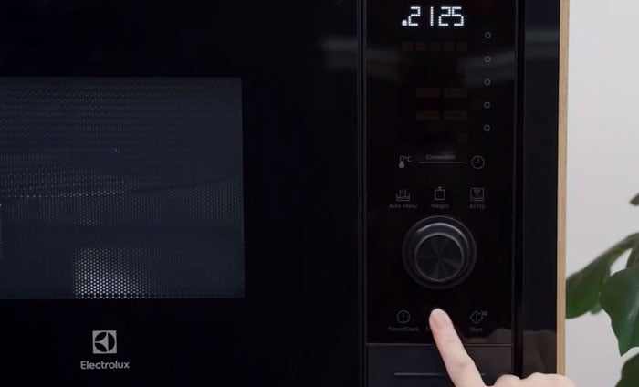 lò vi sóng Electrolux EMSB30XCF có trang bị khóa an toàn lò vi sóng Electrolux EMSB30XCF có trang bị khóa an toàn