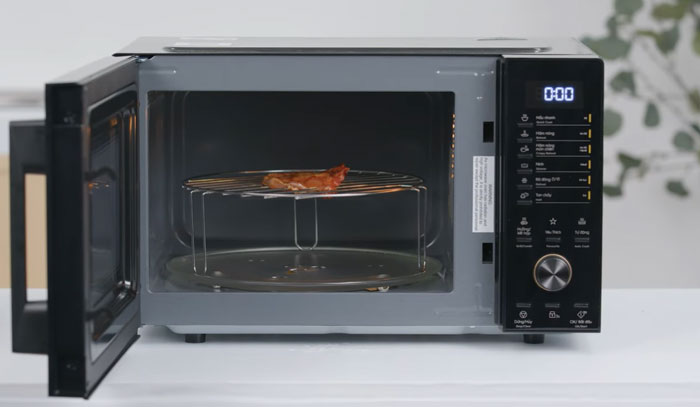 lò vi sóng Electrolux EMG23D22B có đầy đủ phụ kiện