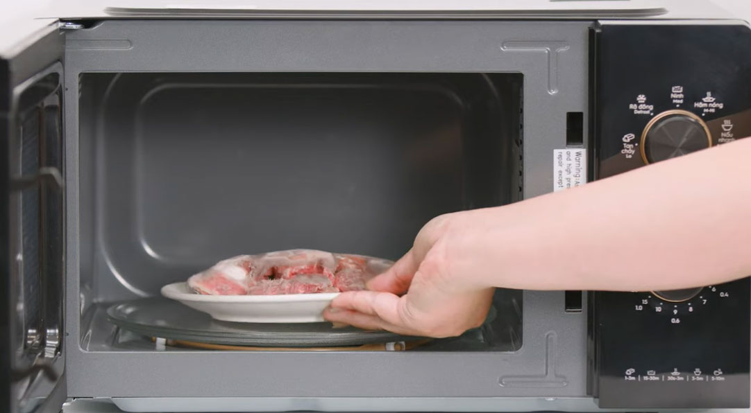 Lò vi sóng Electrolux EMG30D22BM có đa dạng chức năng Lò vi sóng Electrolux EMG30D22BM có đa dạng chức năng