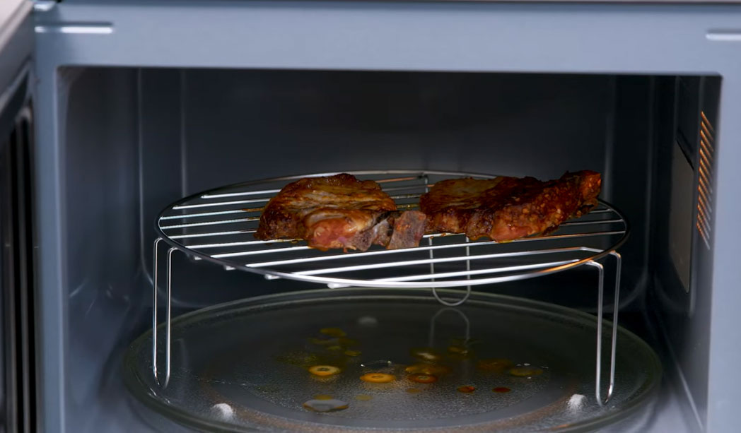 Lò vi sóng Electrolux EMG30D22BM có chức năng nướng Lò vi sóng Electrolux EMG30D22BM có chức năng nướng