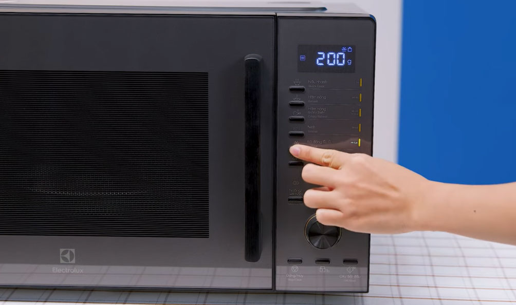Lò vi sóng Electrolux EMG30D22BM có tính năng hẹn giờ Lò vi sóng Electrolux EMG30D22BM có tính năng hẹn giờ