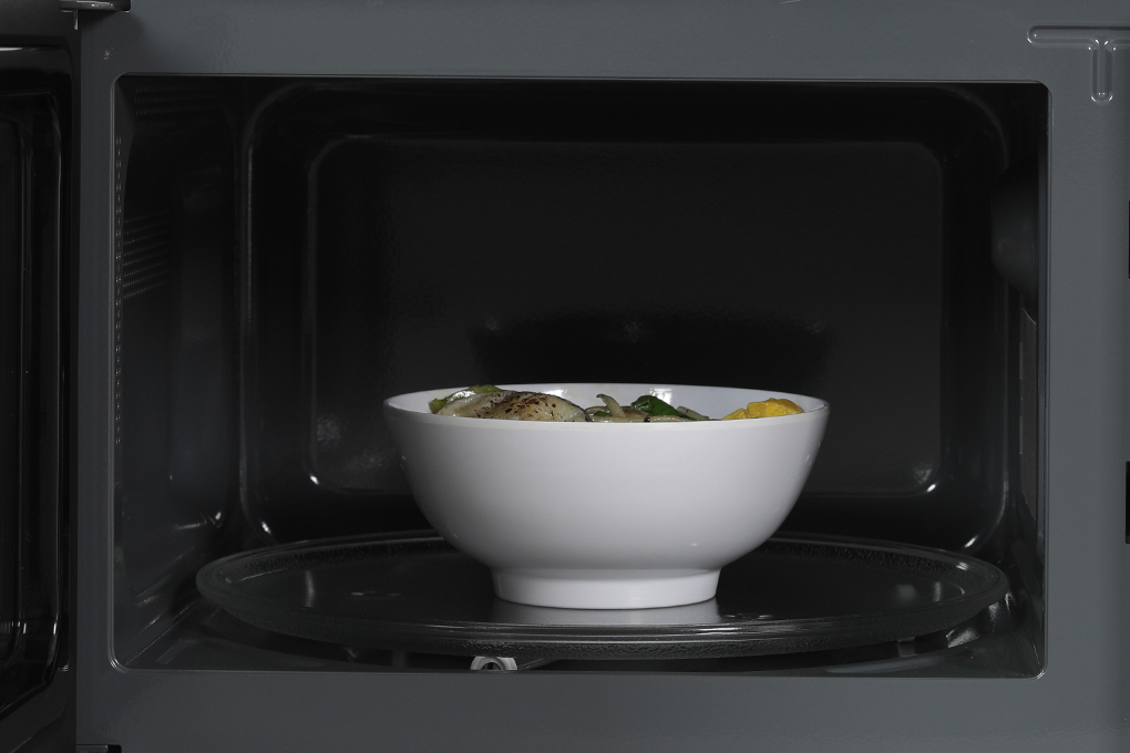 Khoang chứa của lò Sharp R-211TV-SL rất rộng rãi