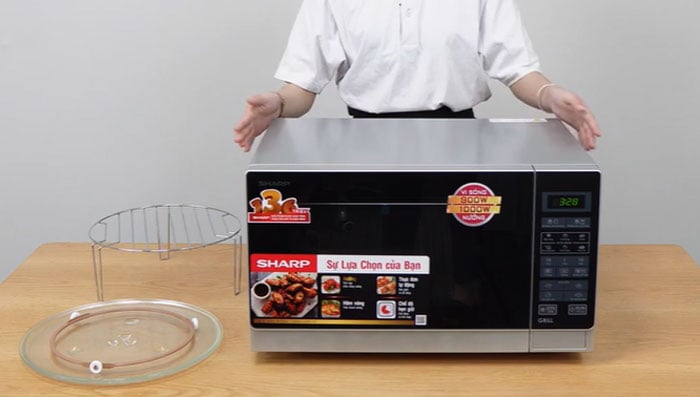 Sharp R G572VN S được trang bị nhiều phụ kiện đi kèm Sharp R G572VN S được trang bị nhiều phụ kiện đi kèm