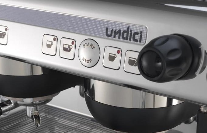 Nút điều khiển của máy pha cafe Casadio Undici A2 có tích hợp đèn LED để thuận tiện làm việc trong môi trường ánh sáng yếu Nút điều khiển của máy pha cafe Casadio Undici A2 có tích hợp đèn LED để thuận tiện làm việc trong môi trường ánh sáng yếu