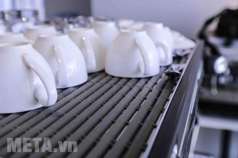 Khay hơ tách tiện lợi của máy pha cà phê chuyên nghiệp Rancilio Classe 5 USB 2 Group