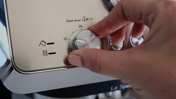 Máy pha cà phê Delonghi EC9155.MB điều chỉnh độ mịn khi xay cà phê Máy pha cà phê Delonghi EC9155.MB điều chỉnh độ mịn khi xay cà phê