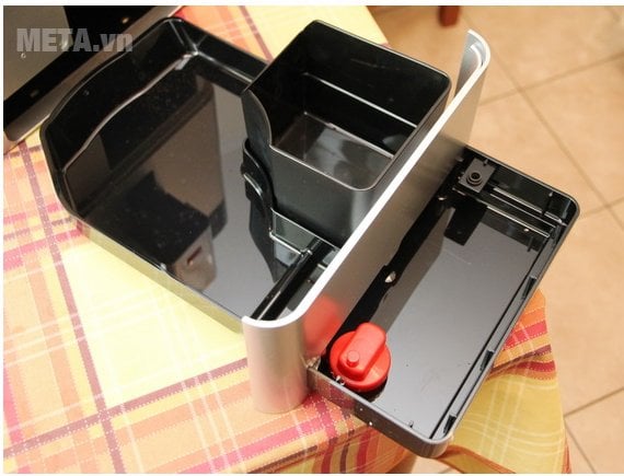 Máy pha cà phê Melitta Caffeo Passione OT có khay chứa nước nhỏ giọt khi đổi cốc cà phê
