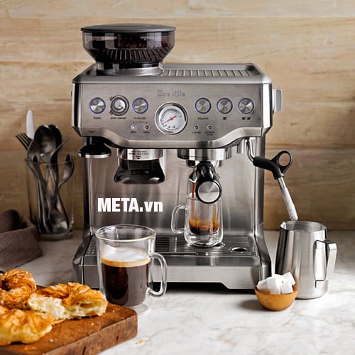 Breville BES870BSS có vòi đánh sữa xoay 360 độ Máy pha cà phê Breville BES870BSS với vòi đánh sữa xoay 360 độ.