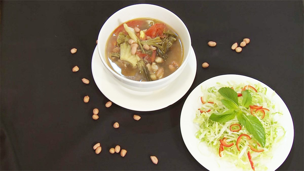 2 cách nấu canh cải chua chay đậu phộng và mì căn