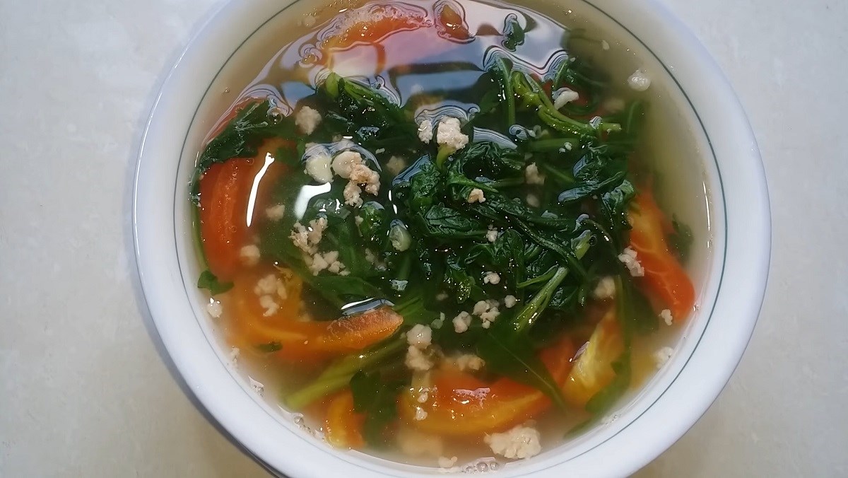 Cách nấu canh cải cúc với cà chua thơm ngon, ngọt mát cho bữa ăn hằng ngày