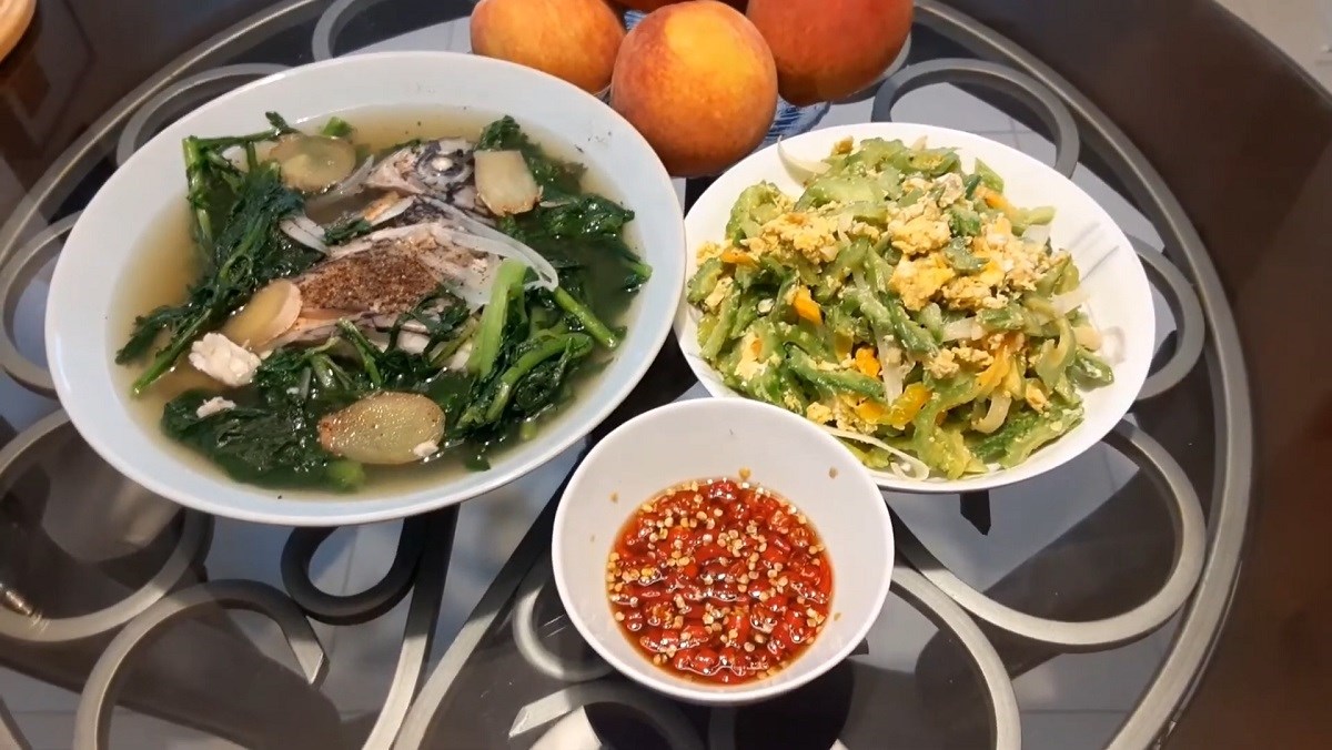 Canh cải cúc nấu cá rô