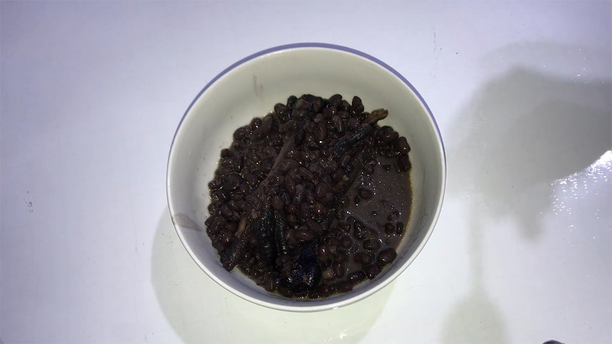 2 cách làm chân gà hầm đậu đen bổ dưỡng thanh mát ngon 2 cách làm chân gà hầm đậu đen bổ dưỡng thanh mát ngon