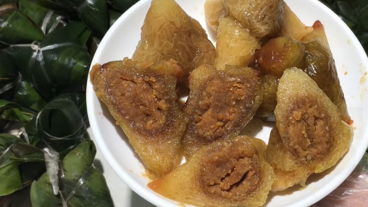 làm bánh ú lá tre nhân đậu xanh cho ngày Tết Đoan Ngọ 