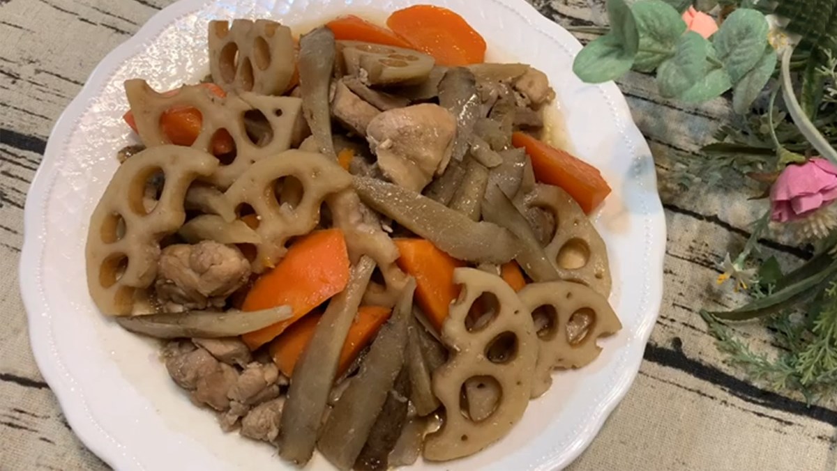 gà hầm củ sen thơm ngon nhiều dinh dưỡng bồi bổ cho cả gia đình