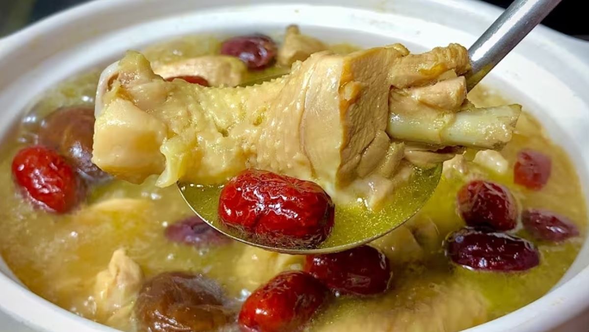 Cách làm canh gà hầm táo đỏ