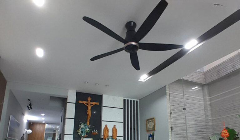 Quạt trần Panasonic 5 cánh F-60FEN đi kèm remote điều khiển từ xa