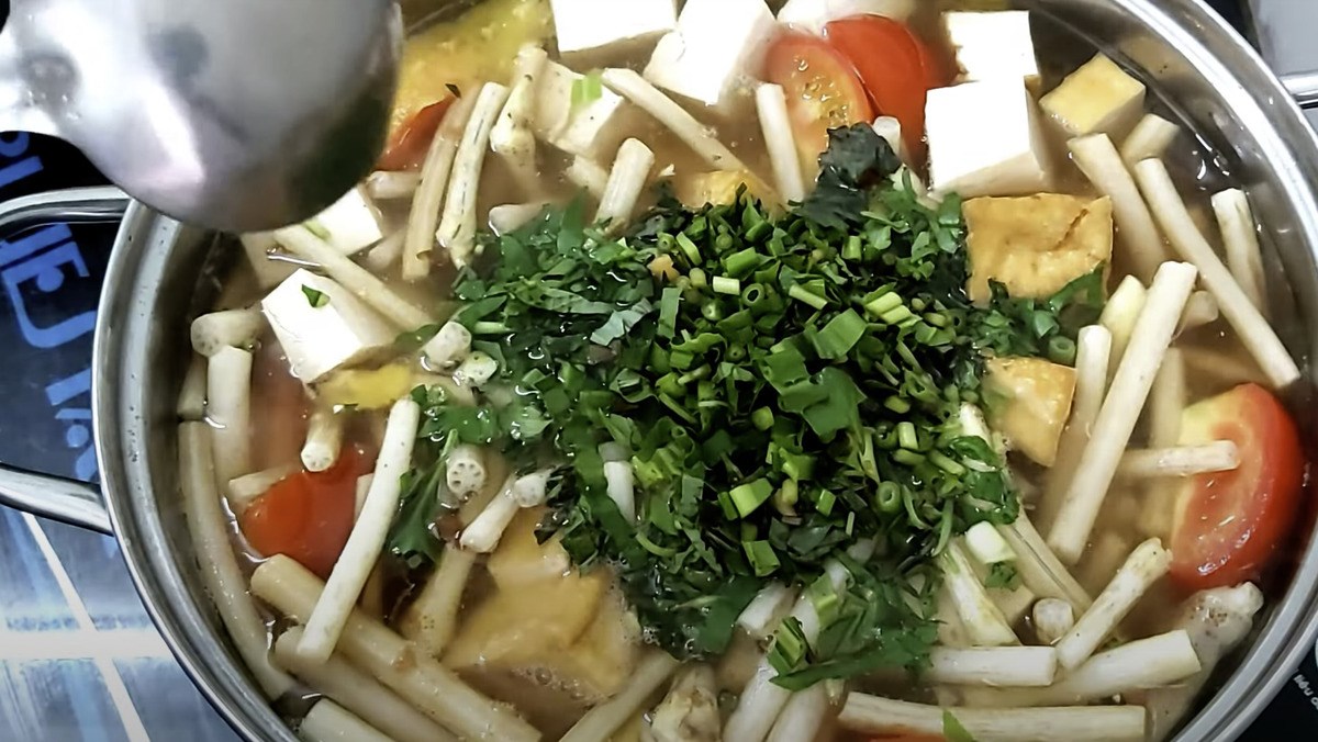 Cách nấu canh chua ngó sen chay thanh mát cho bữa cơm ngày rằm Cách nấu canh chua ngó sen chay thanh mát cho bữa cơm ngày rằm