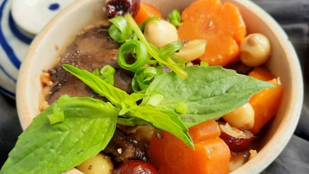 cach-lam-bo-cau-ham-hat-sen-don-gian-bo-duong-thom-ngon-avt-1200x676-2 Bồ câu hầm hạt sen