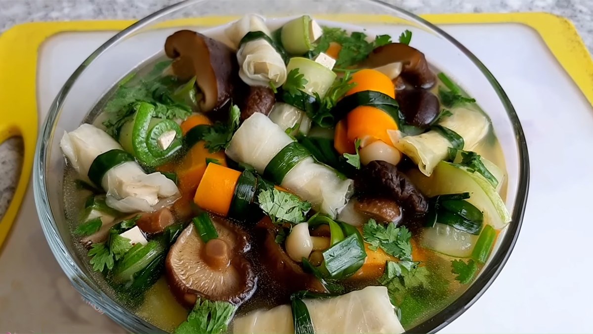 Canh bắp cải cuộn chả chay