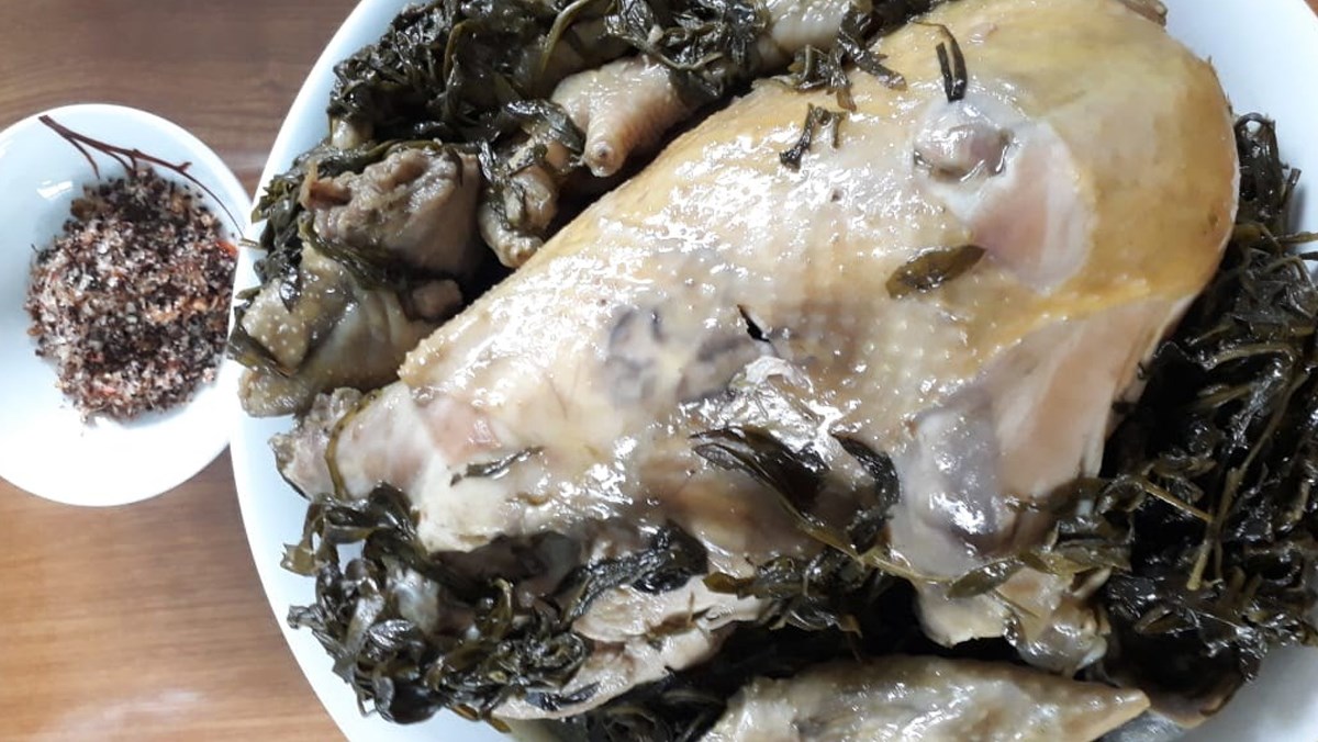 cach-lam-ga-ham-ngai-cuu-nguyen-con-sieu-bo-duong-cho-ngay-avt-1200x676-2 Gà hầm ngải cứu